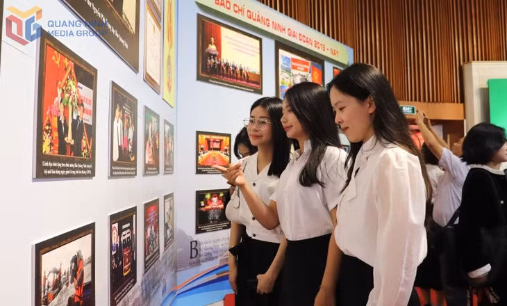 Sinh viên Trường Đại học Hạ Long tìm hiểu lịch sử báo chí tại Triển lãm 100 năm Báo chí cách mạng Việt Nam, lịch sử báo chí Quảng Ninh và các thành tựu nổi bật của tỉnh, tháng 5/2025.