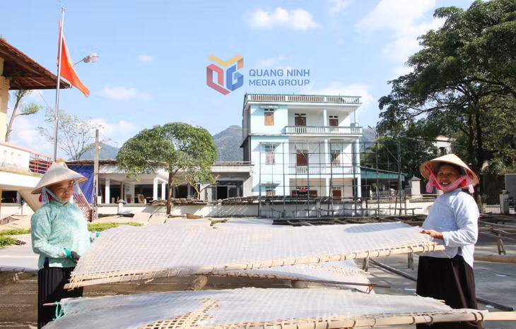 Người dân xã Bình Liêu chế biến dong riềng. Ảnh: Duy Khoa