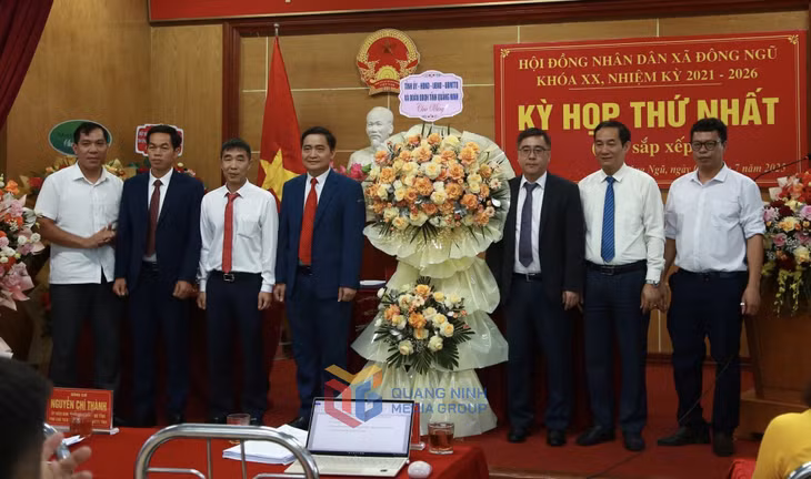 Đồng chí Nguyễn Chí Thành, Phó Chủ tịch Thường trực Uỷ ban MTTQ tỉnh tặng hoa chúc mừng kỳ họp thứ nhất HĐND xã Đông Ngũ khóa XX, nhiệm kỳ 2021-2026. Ảnh: Nguyễn Minh Việt (CTV)