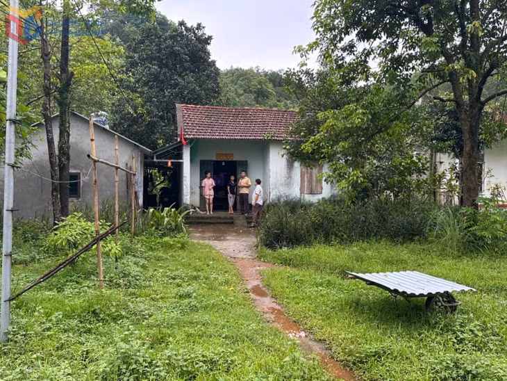 UBND xã Quảng Đức kiểm tra, rà soát hiện trạng các hộ thuộc diện di giãn dân tại bản Tài Phố.