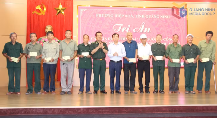 Trung tướng Lê Đức Thái, Ủy viên Trung ương Đảng, Tư lệnh Biên phòng Việt Nam và đồng chí Đàm Trung Hiếu, Bí thư Đảng ủy phường Hiệp Hòa tặng quà các thương binh, bệnh binh.