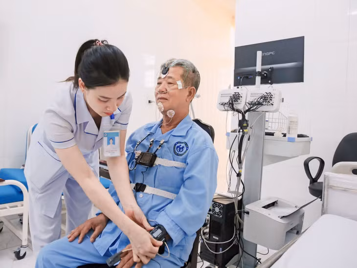 Lắp đặt thiết bị thực hiện kỹ thuật đo đa ký giấc ngủ tại Bệnh viện Lão khoa - Phục hồi chức năng tỉnh. Ảnh: Đỗ Quang