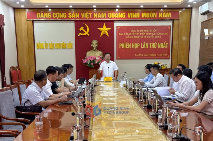 Đồng chí Cao Tường Huy, Ủy viên Ban Thường vụ Tỉnh ủy, Bí thư Đảng ủy, Chủ tịch HĐND, Trưởng ban chỉ đạo về đột phá phát triển khoa học, công nghệ, đổi mới sáng tạo và chuyển đổi số đặc khu Vân Đồn chỉ đạo tại phiên họp.