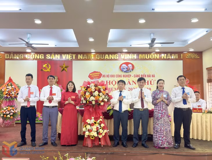 Lãnh đạo Đảng uỷ xã Quảng Hà tặng hoa chúc mừng Đại hội Đảng bộ Khu công nghiệp - Cảng biển Hải Hà lần thứ II, nhiệm kỳ 2025 - 2030