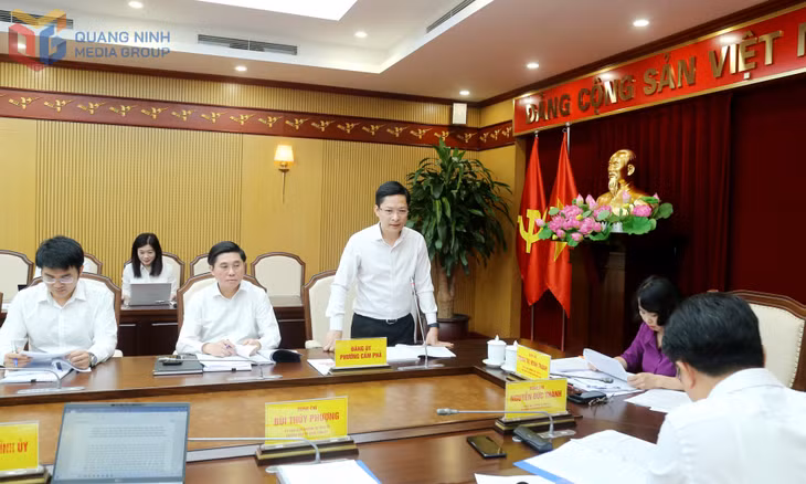 Đồng chí Phạm Lê Hưng, Bí thư Đảng ủy phường Cẩm Phả, báo cáo nội dung Đại hội đại biểu phường Cẩm Phả lần thứ I, nhiệm kỳ 2025-2030.