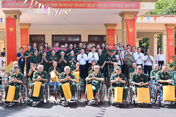 Chủ tịch nước Lương Cường thăm Trung tâm Điều dưỡng thương binh Duy Tiên.