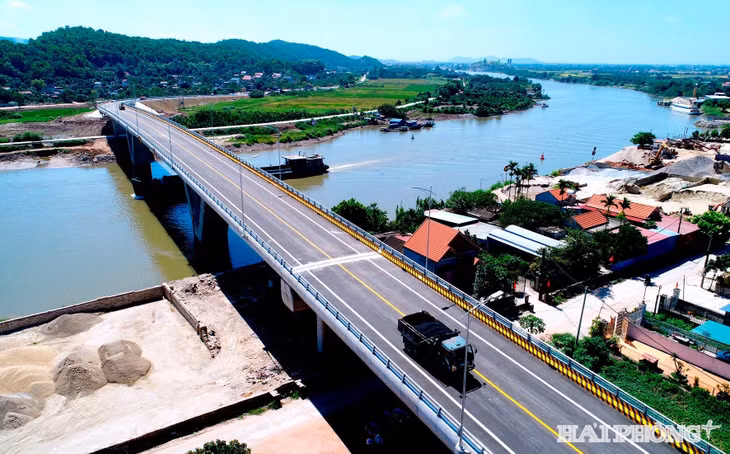 Cầu Dinh qua sông Kinh Thầy cũng kết nối khu vực Tây Hải Phòng và Đông Hải Phòng. Cầu dài 369,8 m, rộng 12 m với 7 nhịp