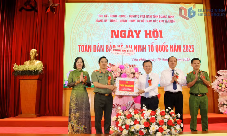 Thiếu tướng Trần Văn Phúc, Giám đốc Công an tỉnh, chúc mừng đặc khu Vân Đồn tổ chức Ngày hội toàn dân bảo vệ an ninh Tổ quốc.