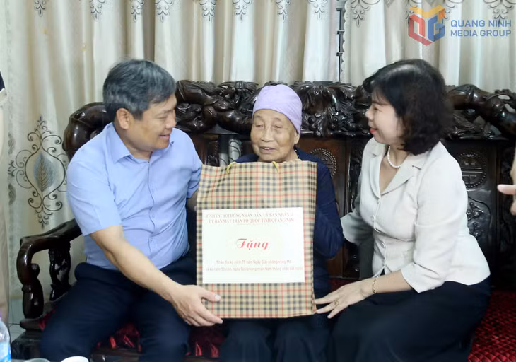 Đồng chí Bí thư Tỉnh ủy Vũ Đại Thắng ân cần thăm hỏi sức khỏe của Mẹ VNAH Phạm Thị Chuyên, phường Việt Hưng. Ảnh: Thu Chung.