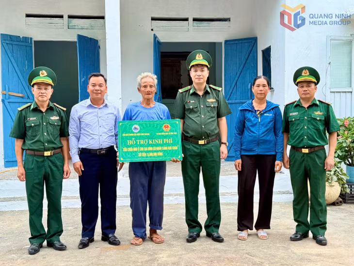 Đồn BP Vạn Gia trao kinh phí hỗ trợ sửa chữa nhà ở cho gia đình ông Trần Văn Thỉu