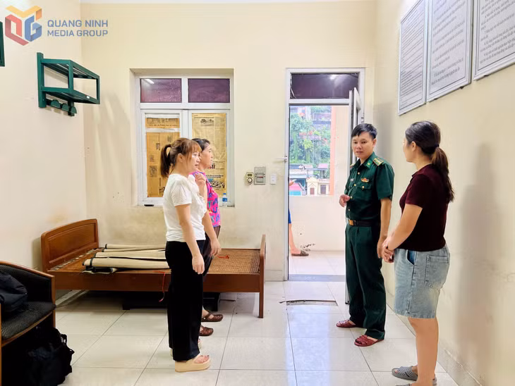 Phòng ở cán bộ chiến sỹ được bố trí cho người dân tránh trú bão.