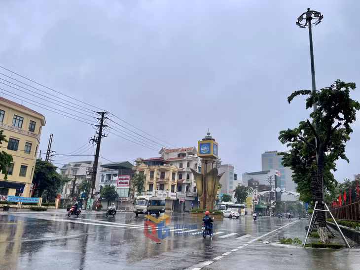 Tại khu vực phường Cẩm Phả, trời có mưa, gió nhẹ.