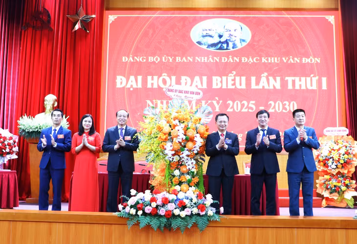 Đồng chí Cao Tường Huy, Ủy viên Ban Thường vụ Tỉnh ủy, Bí thư Đảng ủy, Chủ tịch HĐND Đặc khu tặng hoa chúc mừng Đại hội.