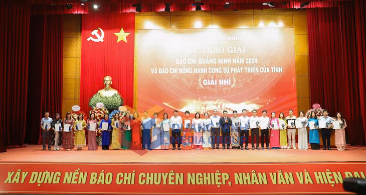 Các tác giả đoạt giải Nhì được trao giải (7-2025). Ảnh: Minh Hà