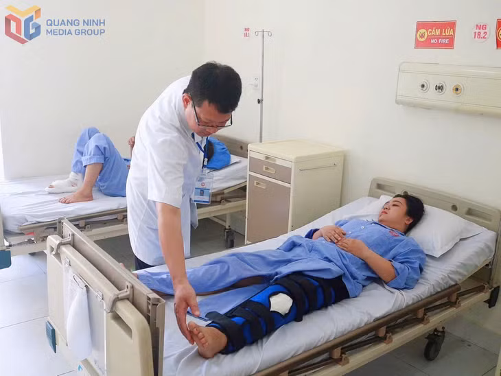 Bác sĩ Trung tâm Y tế Quảng Yên khám cho người bệnh sau phẫu thuật cấp cứu.