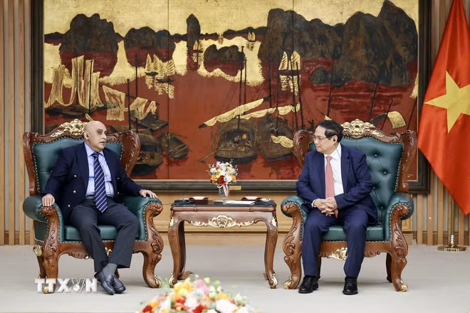 Thủ tướng Phạm Minh Chính tiếp ông Ali Ijaz Ahmad, Chủ tịch kiêm Tổng Giám đốc Tập đoàn Makara Capital Partners. (Ảnh: Dương Giang/TTXVN)