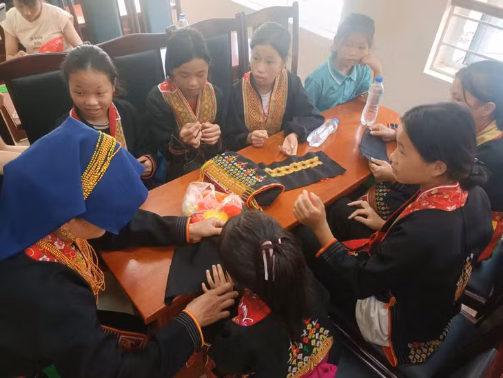 Nghề thêu may truyền thống được truyền lại cho thế hệ trẻ của xã Lương Minh.