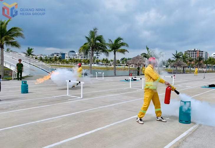 Các thuyền viên tàu du lịch thực hành kỹ năng PCCC&amp;CNCH. Ảnh: Nguyễn Thơm