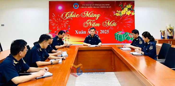 Đội Phúc tập và Kiểm tra sau thông quan họp tổ triển khai rà soát các sản phẩm ứng dụng AI.