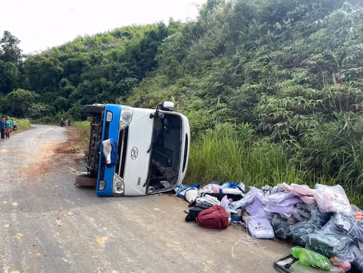 Xe khách gặp nạn khi chở sinh viên đi trao quà từ thiện ở Lâm Đồng. Ảnh: Lam Hồng