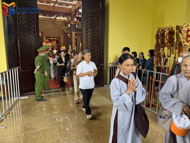 Công an Quảng Ninh triển khai lực lượng đảm bảo ANTT lễ cung rước, tôn trí và chiêm bái xá lợi Đức Phật tại Cung Trúc Lâm Yên Tử, tháng 5/2025.