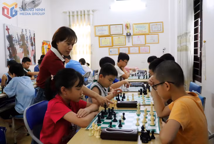Bảo Ngọc rèn luyện kỹ năng cờ vua tại CLB Cờ vua Thông minh dưới sự chỉ dẫn của cô giáo Phạm Thùy Trang.