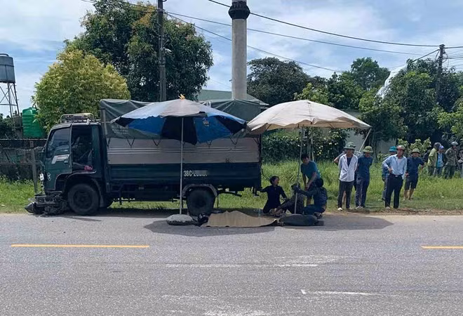 Hiện trường vụ tai nạn với xe tải khiến 2 vợ chồng đi xe máy thương vong. Ảnh: Trần Tuấn.
