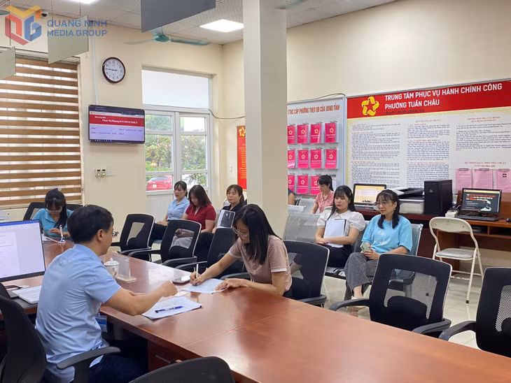 Người dân đến làm thủ tục hành chính tại Trung tâm Phục vụ hành chính công phường Tuần Châu. Ảnh: Hoàng Quỳnh