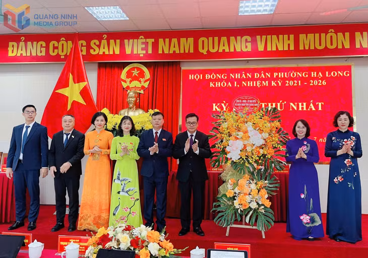 Đồng chí Trịnh Thị Minh Thanh, Phó Bí thư Thường trực Tỉnh uỷ, Chủ tịch HĐND tỉnh đến dự, chúc mừng Kỳ họp thứ nhất HĐND phường Hạ Long, nhiệm kỳ 2021-2026.
