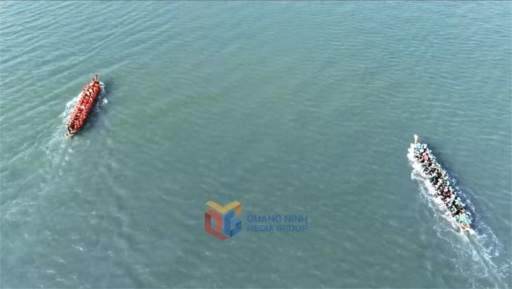 Cuộc đua thuyền giữa hai giáp Đông Nam Văn và Đoài Bắc Võ.
