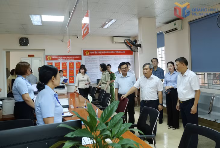 Đồng chí Vũ Đại Thắng, Ủy viên Trung ương Đảng, Bí thư Tỉnh ủy, Trưởng Đoàn ĐBQH tỉnh cùng đoàn công tác kiểm tra tại Trung tâm phục vụ hành chính công phường Hạ Long.
