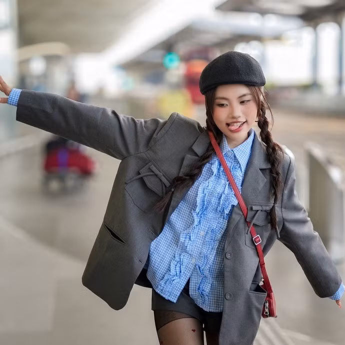 Tạo dáng nhí nhánh của Phương Mỹ Chi trước thềm tập mới Sing! Asia 2025 - Ảnh: FBNV