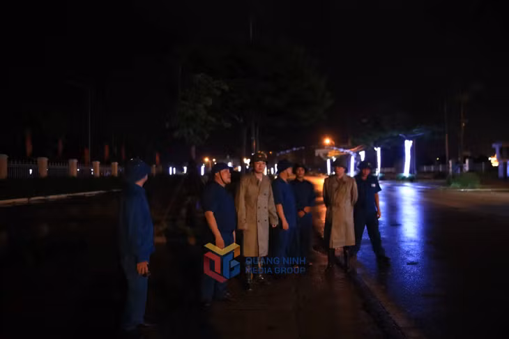 Lực lượng chức năng của phường Đông Triều tổ chức tuần tra, ứng trực trong đêm 21/7.