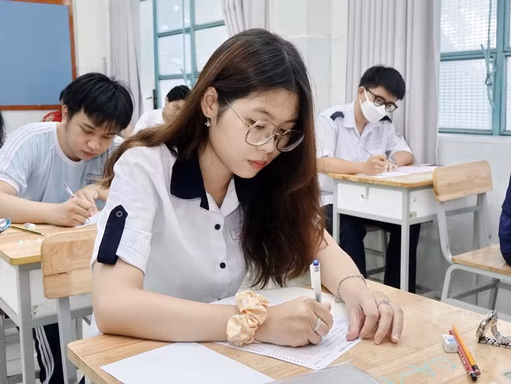 Thí sinh tham dự kỳ thi tốt nghiệp tại TP.HCM - Ảnh: NHƯ HÙNG