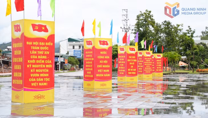 Cụm pano tuyên truyền hình hộp được lắp đặt trang trọng tại Trung tâm Văn hóa thể thao các dân tộc vùng Đông Bắc truyền tải các thông điệp, chủ đề của Đại hội.