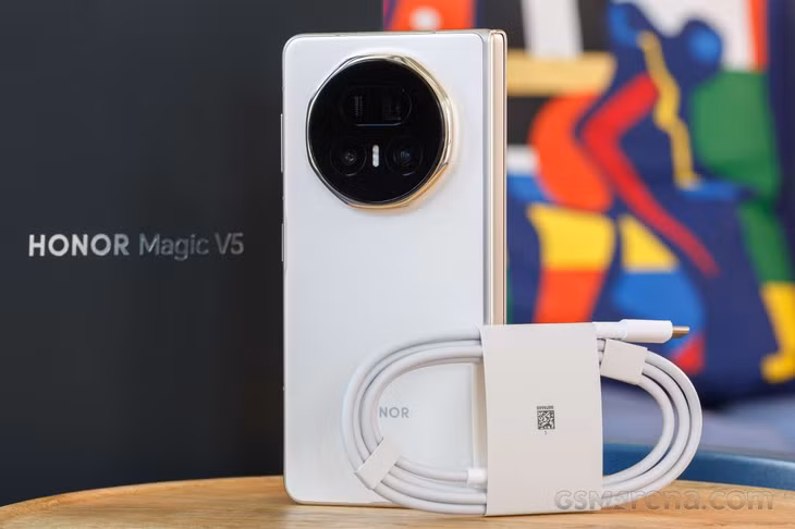 Đập hộp Honor Magic V5. Ảnh: GSM Arena
