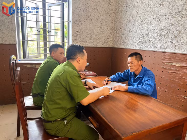 Phạm Thanh Thảo (sinh năm 1978, trú tại tổ 23, khu 4, phường Hà Khánh cũ) khai báo hành vi trộm cắp tài sản trước cán bộ Công an phường Cao Xanh.