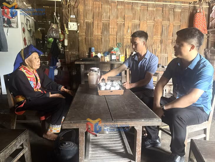 Lãnh đạo xã Kỳ Thượng (TP Hạ Long) nắm tình hình đời sống, ANTT tại thôn Khe Phương. Ảnh: Thu Nguyệt