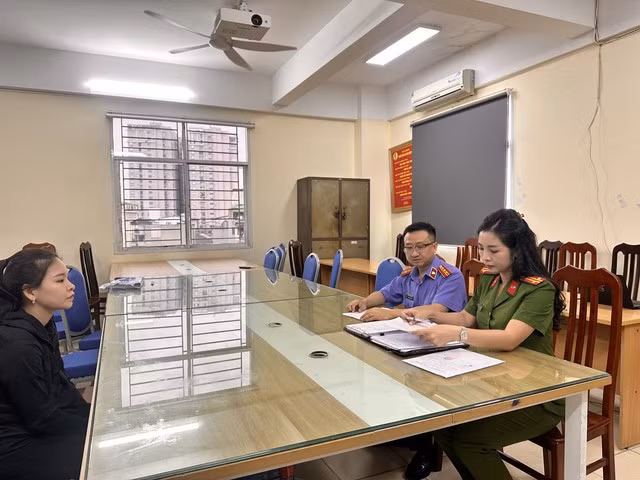 Cơ quan chức năng làm việc với đối tượng trong vụ án. Ảnh: TG
