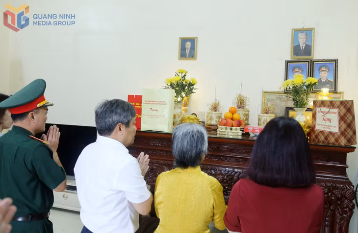 Đồng chí Vũ Đại Thắng, Ủy viên Trung ương Đảng, Bí thư Tỉnh ủy, Trưởng Đoàn ĐBQH tỉnh cùng đoàn công tác thắp hương tri ân các liệt sĩ của gia đình Mẹ Việt Nam Anh hùng Nguyễn Thị Thuộc (phường Hà Tu).