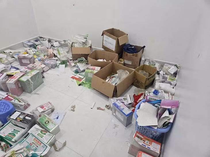 Nhiều hàng hóa, hóa chất không có tem, mác, nhãn hiệu được tìm thấy tại cơ sở sản xuất phân bón này. Ảnh: Lam Hồng