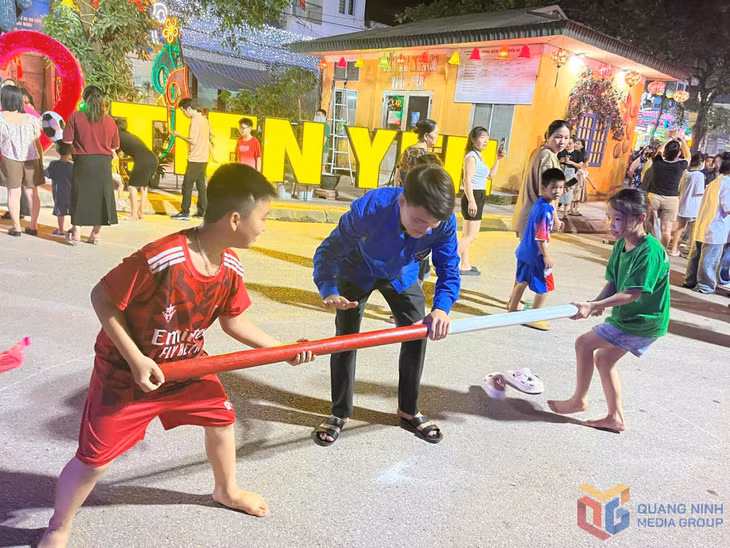 Trẻ em tham gia trò chơi dân gian đẩy gậy tại Phố đi bộ huyện Tiên Yên. Ảnh: Nguyễn Huế