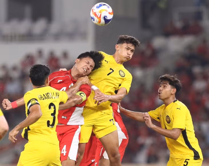 Các cầu thủ trẻ Malaysia (áo vàng) không đủ sức vượt qua vòng bảng Giải U23 Đôg Nam Á 2025 - Ảnh: ANH KHOA
