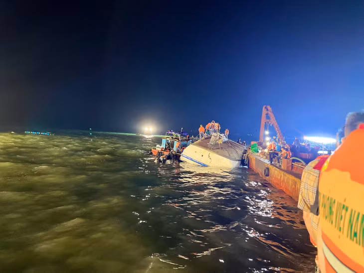 Khoảng 30 thợ lặn đã được huy động tham gia tìm kiếm, gồm các lực lượng: Cấp cứu mỏ - TKV, Cục Cảnh sát Phòng cháy chữa cháy và Tìm kiếm cứu hộ cứu nạn (PCCC&amp;TKCHCN); Phòng Cảnh sát PCCC&amp;TKCHCN (Công an tỉnh Quảng Ninh); Ban Quản lý Vịnh Hạ Long…