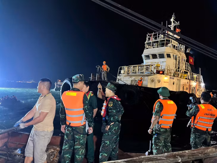 4 tàu lớn được huy động đến hiện trường để hỗ trợ công tác trục vớt và lật tàu.