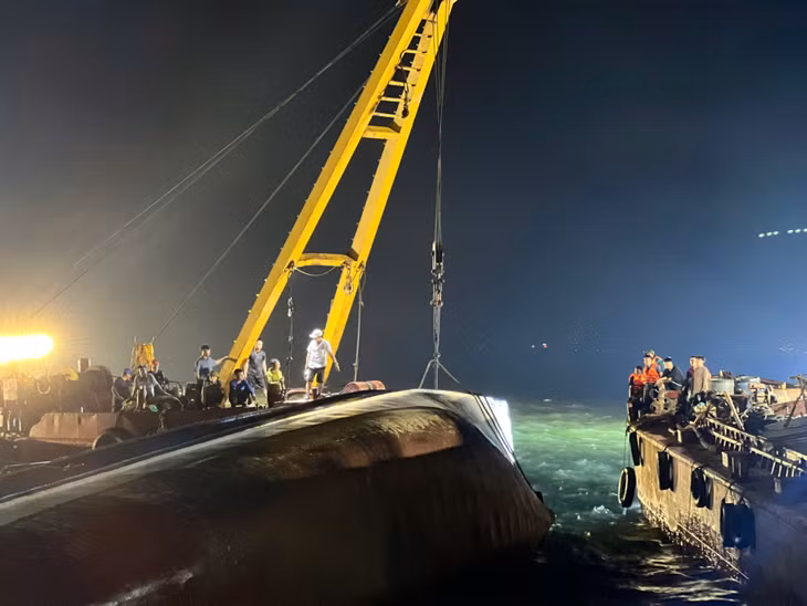 Công tác trục vớt, tìm kiếm cứu nạn được khẩn trương thực hiện, phần mũi tàu đang được kéo dần lên.