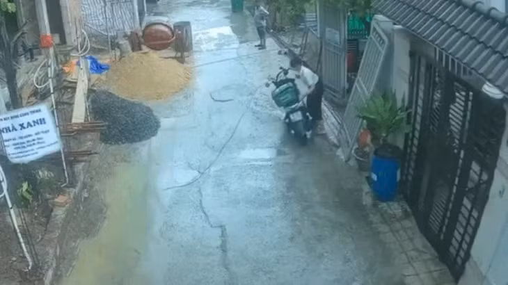 Thường trực Đảng ủy phường Bình Hòa đã kiểm điểm đối với nữ cán bộ liên quan vụ việc. Ảnh cắt từ clip bạn đọc cung cấp