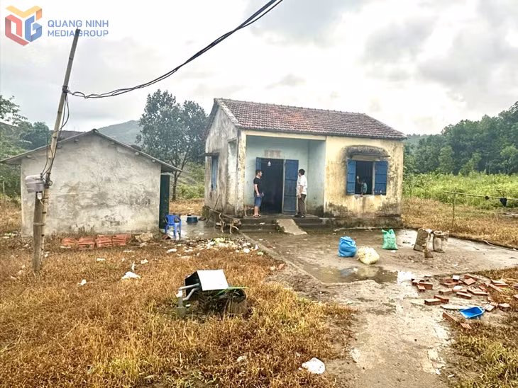 Một hộ dân bản Pạc Này đã xây dựng nhà ở từ lâu, nhưng đến nay chưa được cấp GCNQSDĐ.