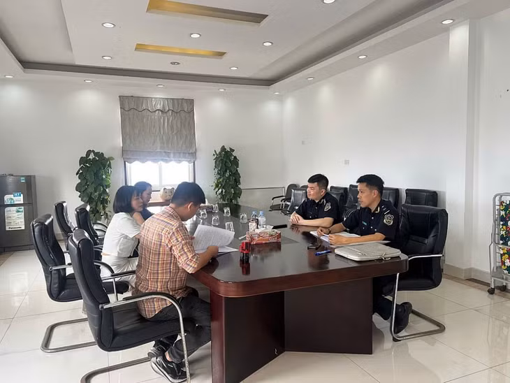 Công chức Đội Phúc tập và Kiểm tra sau thông quan hướng dẫn, chia sẻ chính sách mới đến doanh nghiệp. Ảnh do đơn vị cung cấp