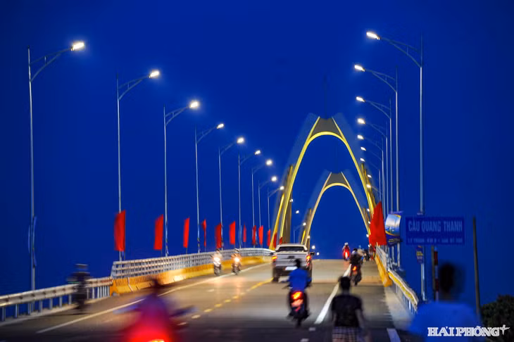 Cầu Quang Thanh bắc qua sông Văn Úc, kết nối khu vực Tây Hải Phòng và Đông Hải Phòng. Cầu dài 536 m, rộng 12 m, gồm 10 nhịp